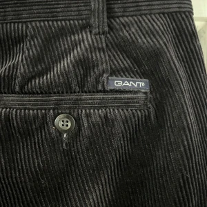 Gant Manchesterbyxor  - Svarta Manchesterbyxor från Gant. Äldre modell i bra skick. Sparsamt använda. Ungefär L i storlek. Relaxed fit.