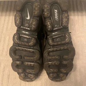 Nike vapormax  - Skick 7,5/10. Äkta Vapormax i färgen grå/mörklila och svart. Skador på insidan. Bra skick annars. Kvitto finns ej och box finns ej då dessa skor är gamla. Sälj pågrund av ingen användning. Storlek 42.5