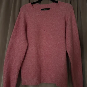 stickad tröja från VeroModa - en rosa stickad tröja ifrån Veromoda 🥰 tröjan har inga defekter! nypris 300kr säljer för 200kr 💕
