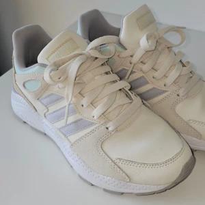 Adidas sneakers - Helt nya oanvända Adidas skor, benvita storlek 37, 1/3 Fler bilder kan skickas