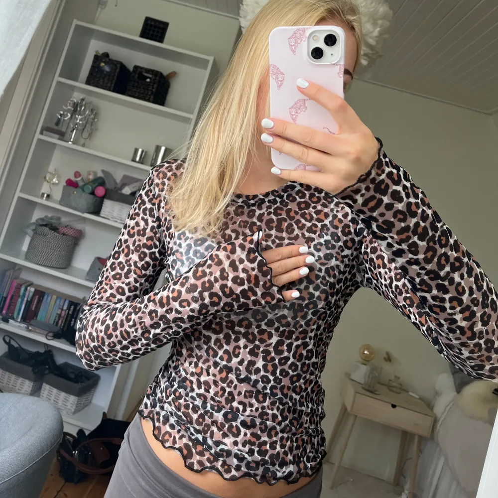 Sjukt snygg meshtopp i leopard mönster. Fin detalj på slutet av tröjan och ärmarna ❤️❤️. Toppar.