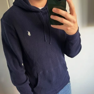 Ralph Lauren Hoodie  - Waffle knit Hoodie från Ralph Lauren | I princip nyskick(inga defekter) | Storlek L men passar mer som en M