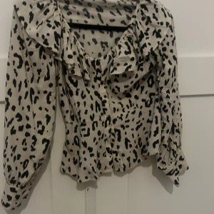 Leopard blus - Säljer min älskade blus då den är för liten, köpt på zara och är i bra kvalitet💓💓