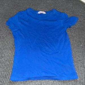 Blå t-shirt - En fin blå t-shirt från h&m. Storlek xxs 122/128 6-8 år