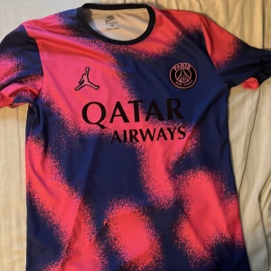Psg fotbolls tröja inget nummer  - Bra skick inte så använd 