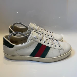 Gucci Ace skor - Säljer ett par riktigt snygga Gucci ace skor i bra skick. Hör av er vid minsta fundering🤝🔥💯
