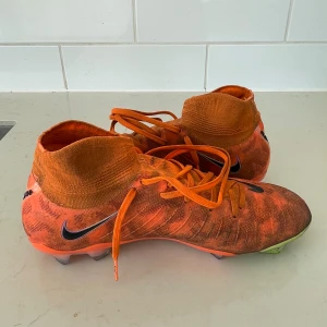 Nike Phantom Luna 1 Elite - Riktigt feta fotbollskor i storlek 40,5 som man ser i bilden så är de lite svarta för att de har användts på konstgräs, men detta går att tvätta bort.  Men fotfarande superbra skick och har inga slitningar 
