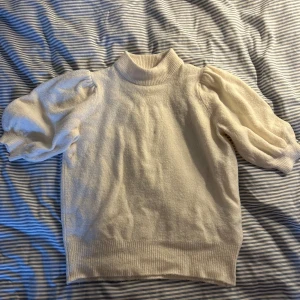 Stickad tröja - En gullig stickad tröja nu till hösten. Nästan i nyskick, använd en gång 💖