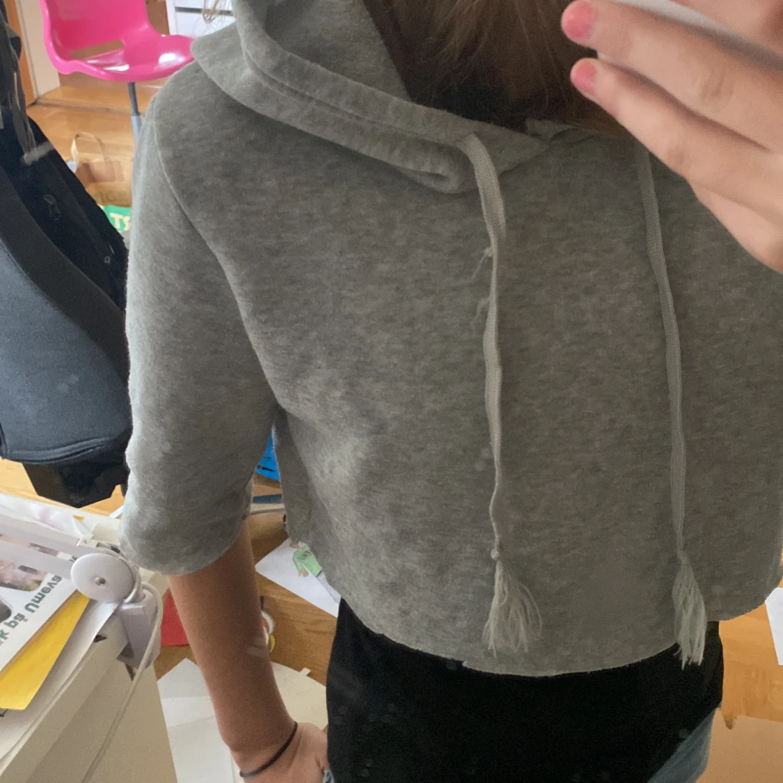 Grå croppad hoodie - 1