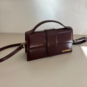 Jacquemus Le Grand Bambino - Säljer min väska från Jacquemus i modellen ”Le Grand Bambino” i en mörkbrun färg. Väskan är knappt använd men har några små märken på framsidan i skinnet, annars i väldigt bra skick. Nypris runt 9000kr men säljer för 5000☺️