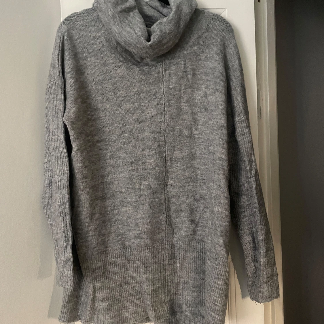 Grå lång stickad tröja 