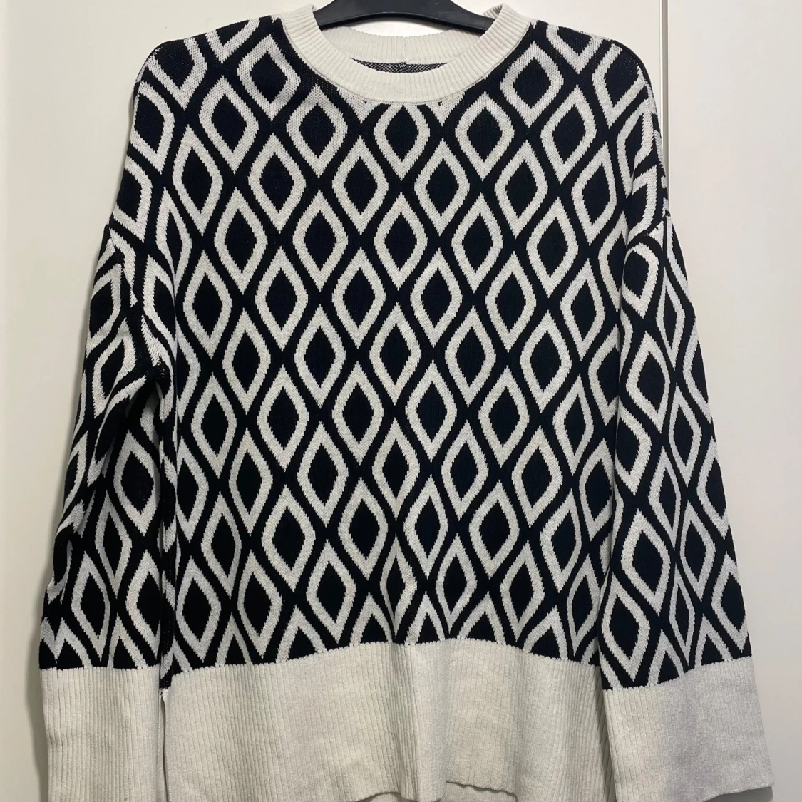 Svartvit mönstrad tröja från Amisu