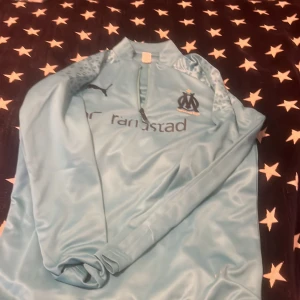 Marseille tracksuit - En snygg Marseille tracksuit som är ganska ny använt kanske 2-3 gånger säljer för att har två stycken köpte för 1400 från Marseille hemmaarena tveka inte på att fråga någara fråhor