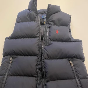 Polo väst - Storlek 10-12år mörkblå