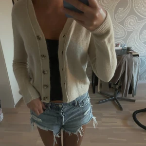 Beige kofta från Zara !  - Säljer min fina kofta från zara!  Använder inte längre  Storlek M men är mer än S/Xs
