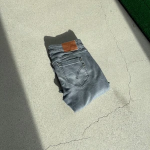 Dondup jeans - Ett par feta Dondup jeans i storlek 30. Jeansen passar unisex och är i ett toppen skick. Bara att höra av er om funderingar 