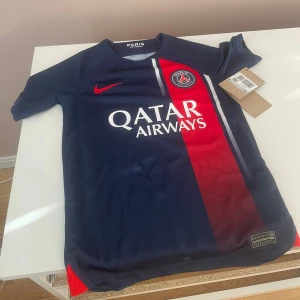 psg fotbolls tröja -  PARIS SAINT-GERMAIN (PSG) Storlek xs Förra årets modell men aldrig använd. Alla lappar kvar.  1000:- (1599:-)