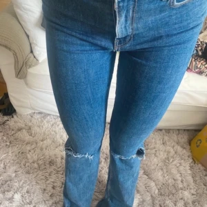 Jeans - Utsvängda jeans, inga tecken på användning 