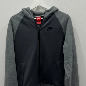 Nike Air Max zip up hoodie  - Storlek i Junior XL 158-170 cm, texten ”air” på framsidan har gått av men all annan text är kvar. 