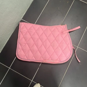 Jätte snyggt rosa schabrak!🩷✨ - Rosa schabrak använt en gång förra hösten!🩷 Kommer tvättas innan den fraktas. Köparen står för frakten! Jättebra skick då den för det mesta bara hängt i min garderob!🩷🩷✨✨