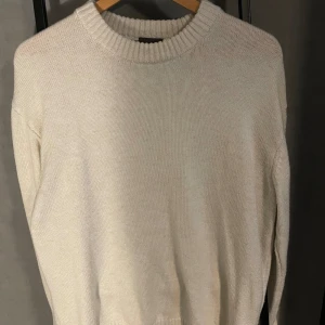 Stickad tröja - Bra skick, sparsamt använd