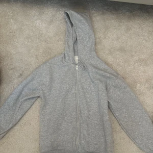 Zip hoodie - En cool zip hoodie med stjärnor där bak🌟