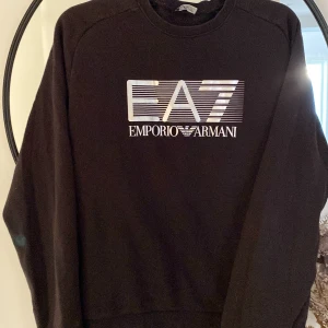En Armani sweatshirt  - En Armani sweatshirt med storleken m 