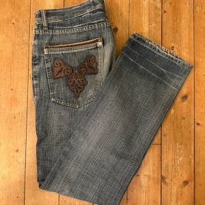 Jeans  - Snygga utsvängda jeans med läder detaljer