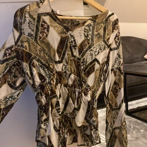 Jätte fint på med ljusa byxor och ett lime eller utan❤️ - Det är en blus och den kostar original pris 374kr men jag säljer den för 250kr  Så 33.2 % rabatt och skriver man det inom 24 timmar så får man det för 170kr