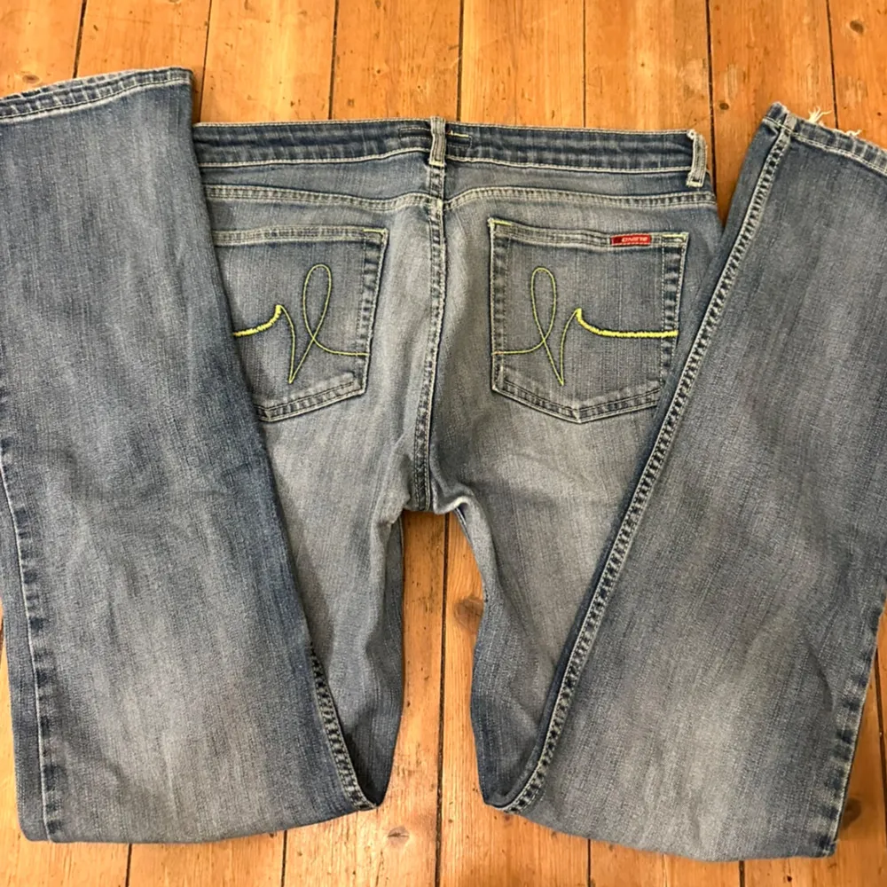 Snygga utsvängda blendshe jeans långa i benen  Midjemått 40cm  Innerbenslängd 82cm. Jeans & Byxor.