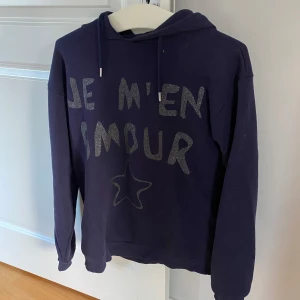Hoodie med tryck - Snygg marinblå hoodie med glittrig tryck från ginatricot Young, storlek 158/164 men passar allt från xs till m💙 Väldigt bra skick