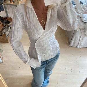 Blus - Man kan ha på två olika sätt 💕💕tryck gärna köp nu ❤️passar xs-L eftersom man kan knyta själv