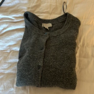 Tröja/kofta  - Stickad grå tröja jätte fin nu till hösten  lite nopprig inget som syns på alls pris kan diskuteras 