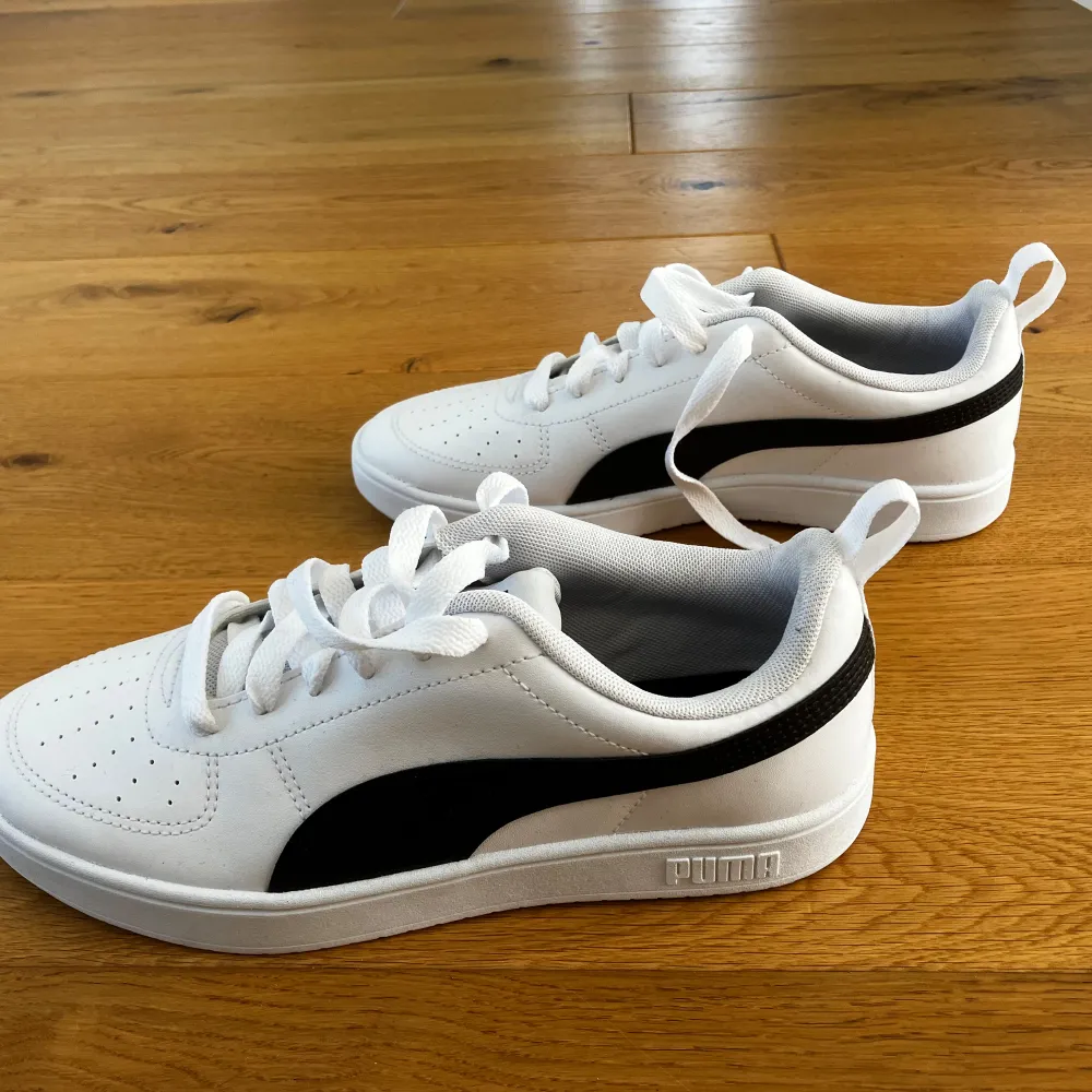 Sneakers från Puma, strl 39, innermått 25,5cm. Nyskick, aldrig använda. 250kr. Skor.