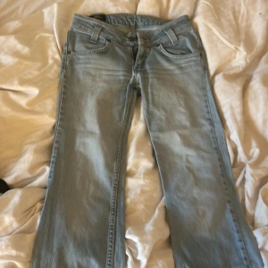 Jeans Lee 2004 - Bra skick från de från 2004. Lee jeans. Låg midja och flare. Ljus blåa. Kostade runt 800-500kr. Gissar storlek är runt 34 så ungefär xs