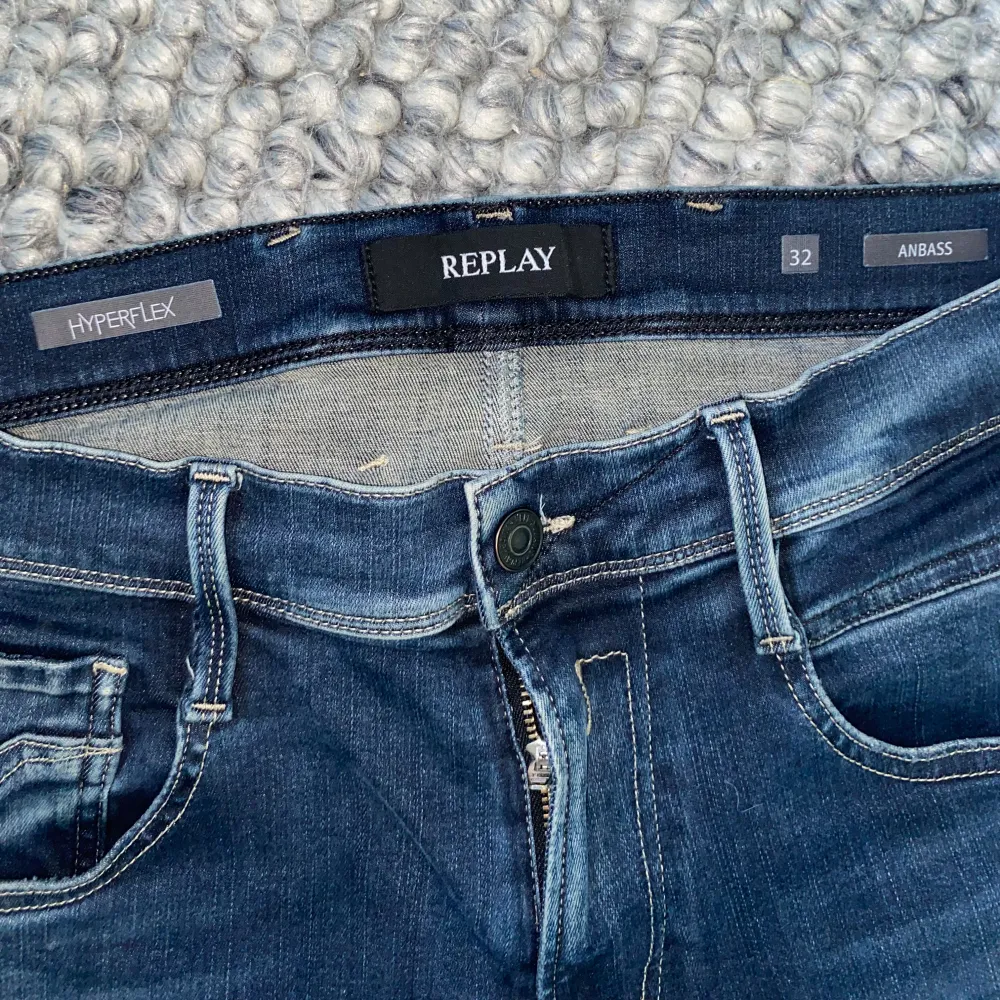 Tja! Säljer ett par riktigt feta replay byxor med en riktigt fet tvätt, slitningarna är från fabrik och skicket är 9/10.  Storlek w32 L32 Skriv om du undrar något💯. Jeans & Byxor.