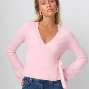 Stickad tröja  - Helt ny med prislapp. Buda på! Inga bud lägre än 400 