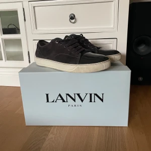 Säljer gråa lanvins  - Säljer dessa otroligt snygga/eftertraktade lanvinsen. De är i använt  skick 8,5/10, inga byten !! hör gärna av er vid fler frågor eller bilder//oscar🙏🏾