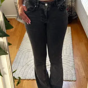 Jeans från gina tricot! Säljer pga för små i storleken. Nypris 500kr, säljer för 300kr!   Storleken är 32 men skulle säga att dom är 33 i midjan! Längden är perfekt för mig som är 165! 