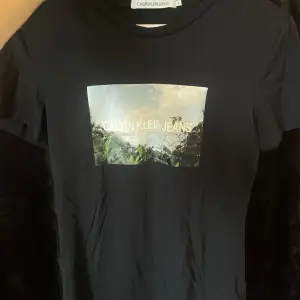 T-shirt från Calvin Klein. Storlek S. Kan absolut lösa fler bilder om det behövs 🫶