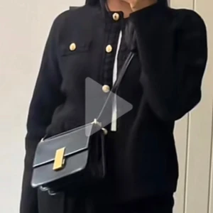 Zara kofta - Säljer denna as snygga zara koftan som inte säljs längre . Guldiga knappar och i bra skick! Skriv vid mer frågor 