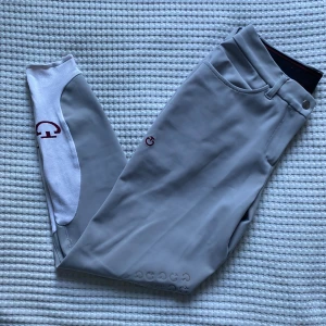 Cavalleria Toscana ridbyxor - Skicka gärna bud! Vill bli av med dem.   Cavalleria Toscana American Breeches i strl IT42. Ljusgråa och knäskodda. Superfint skick! Nypris är 2999kr, 2000kr eller bud.  