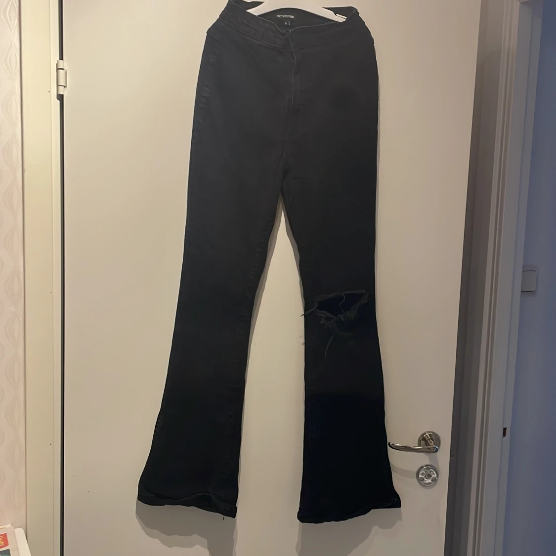 Jeans med slitning knä 