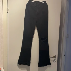 Jeans med slitning knä  - Använd fåtal gånger 