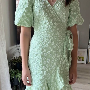Klänning  - Grön knytklänning från Veromoda.Använd men i gott skick. Storlek xs🤩❤️