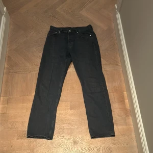 Svarta jeans från Weekday - Säljer ett par svarta jeans från Weekday i bra skick. De har en klassisk straight passform. Använda. Säljer för att dom är för små. Pris kan diskuteras