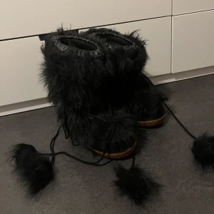Svarta pälsboots med snörning - Jätte söta pälsboots! Jag har storlek 39 i skor och dom är lite för stora för mig så jag skulle säga att dom passar någon med typ storlek 41