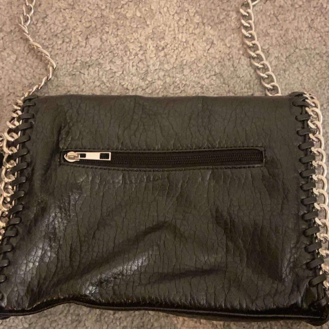 Svart axelväska med kedjedetaljer från Tiamo - 92