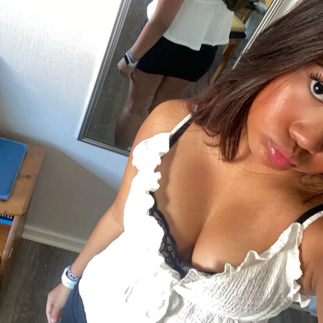 Vit ribbad topp med volangdetaljer - 90