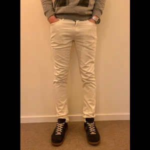East west jeans vita - Vita jeans från east west, storlek 29/32, skick 9/10, original pris 899kr vårat pris 349, skriv om du har frågor🤗👍